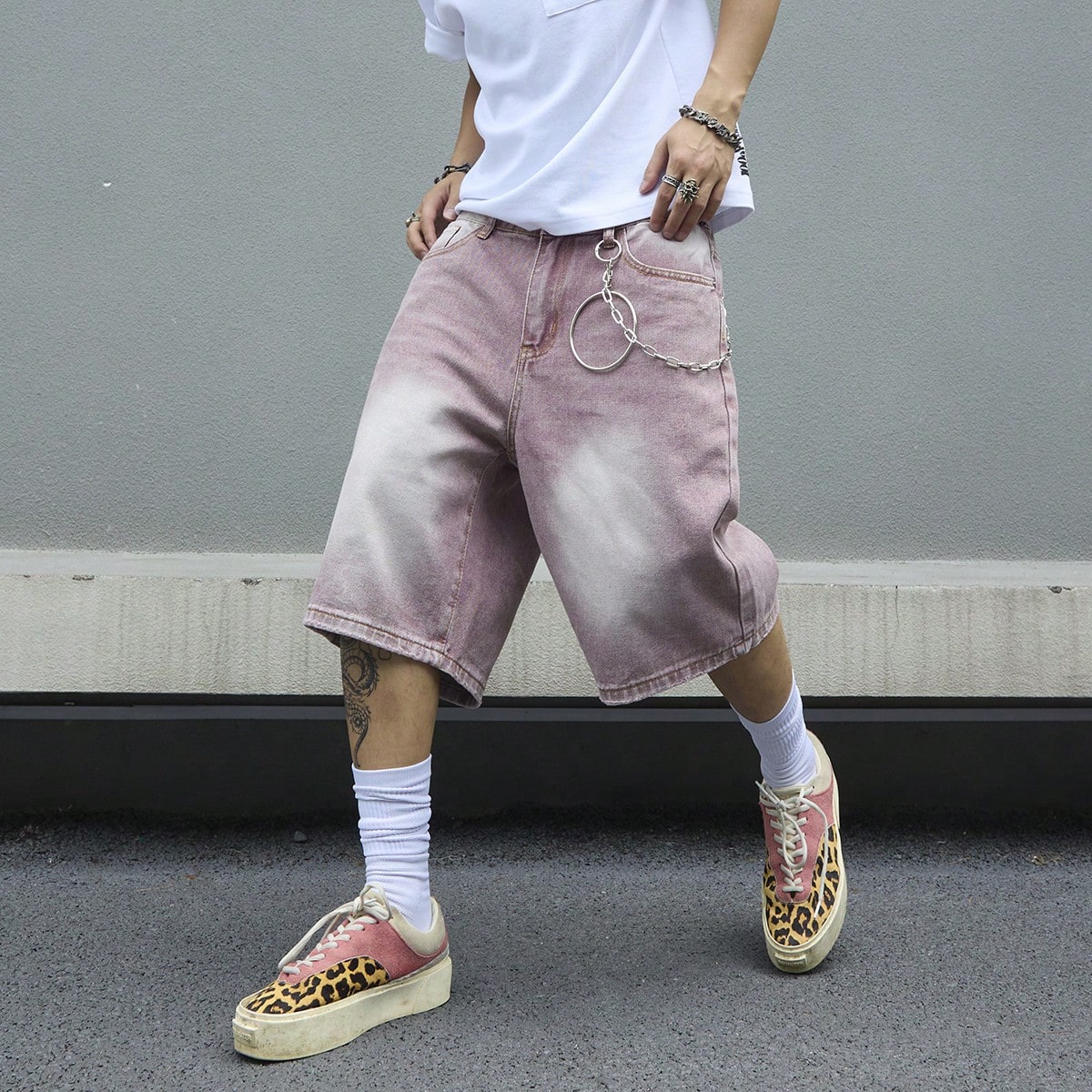 Street Fashion Baggy - กางเกงยีนส์ขาสั้นผู้ชายสีชมพูไล่เฉดสี วินเทจ ทรงหลวม ขากว้าง สไตล์สตรีทแวร์ โอเวอร์ไซส์