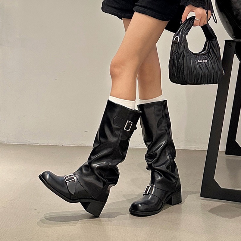 Street Fashion Trends 2025 - รองเท้าบูทผู้หญิงทรงสูงถึงเข่า ส้นหนา สไตล์พังก์ กอธิค นิวโรค หนังแฟชั่น